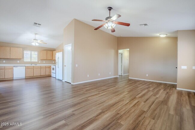 Foto del edificio - 2117 W Renaissance Ave