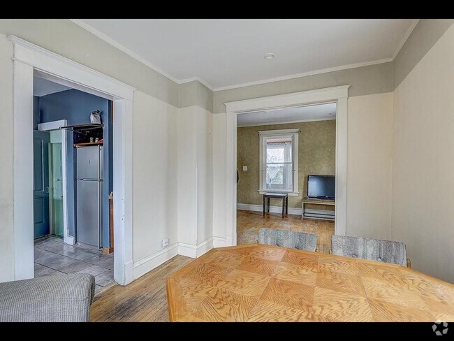 Building Photo - 1613 E Hartford Ave