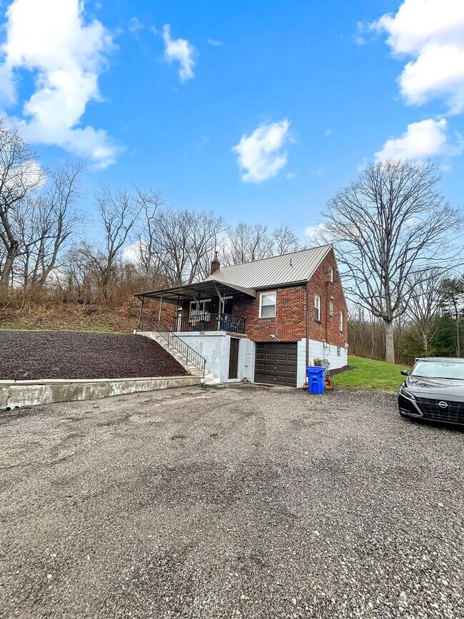 Building Photo - Charming 3-bedroom, 1-bath home in Oakdale, PA!