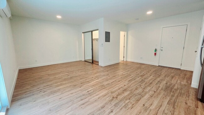 Foto del edificio - Redwood City: Remodeled Studio w/ Laundry In Unit & Parking Included