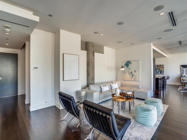 Foto del edificio - 2408 Victory Park Ln