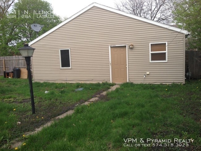 Building Photo - FOR RENT - 3 Bedroom/2 bath