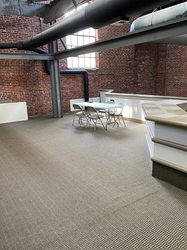 Building Photo - 611 N Park Ave