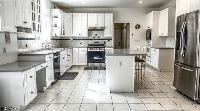 Building Photo - 1020 Sunset Ridge