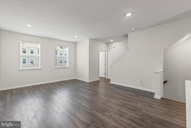 Building Photo - 9 Venice Ln