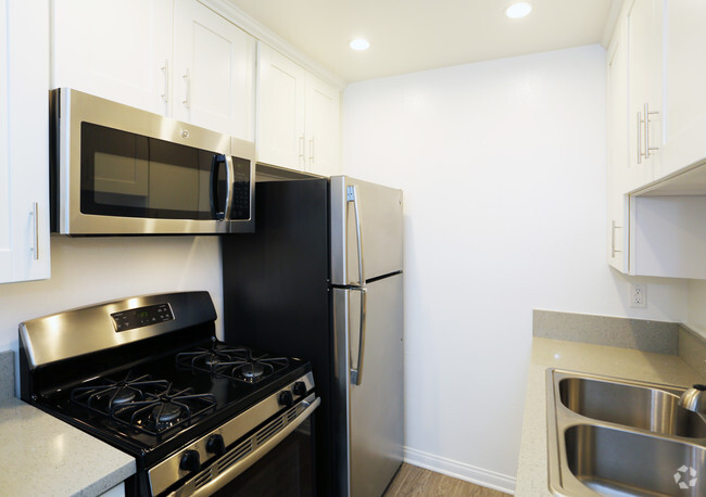 1BR, 1BA-Kitchen - Ariel Court Apts