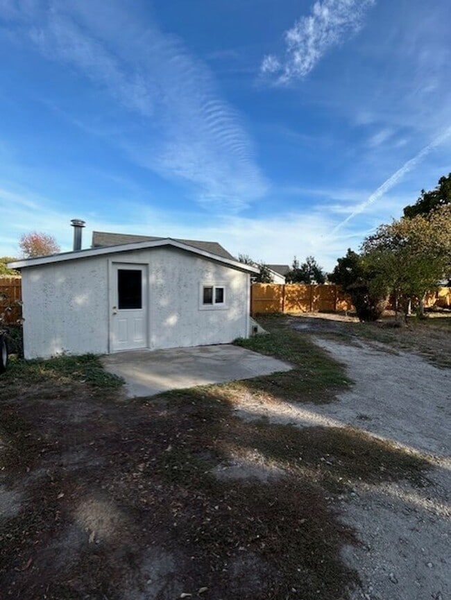 Building Photo - Quiet 2 bed 1 bath in Hamilton