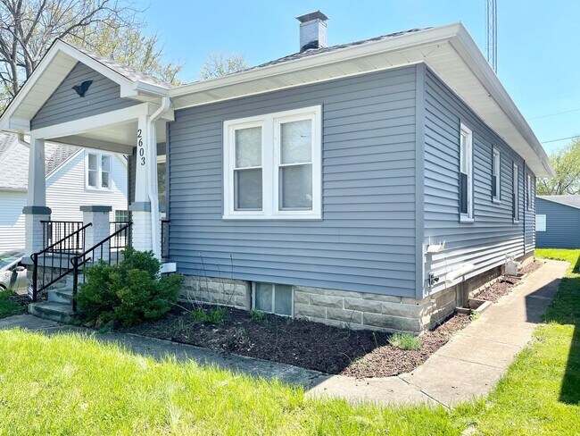 Foto del edificio - East Side Gem – Spacious 2BR Home with 2 C...