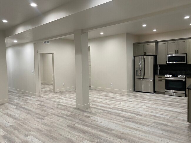 Building Photo - 2753 E Lake Vista Dr