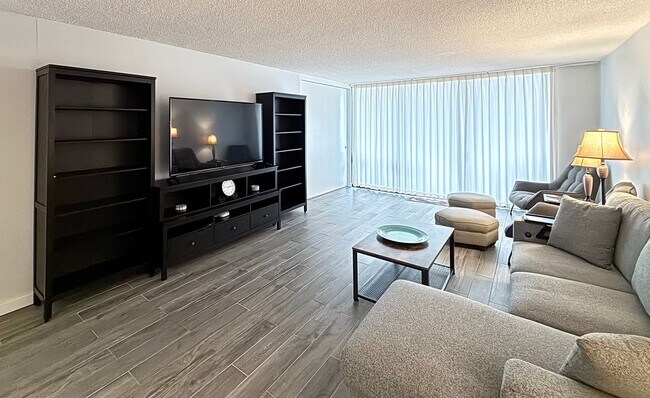 Foto del edificio - Refined Island Living at Wailana at Waikiki – Fully Furnished Corner Condo