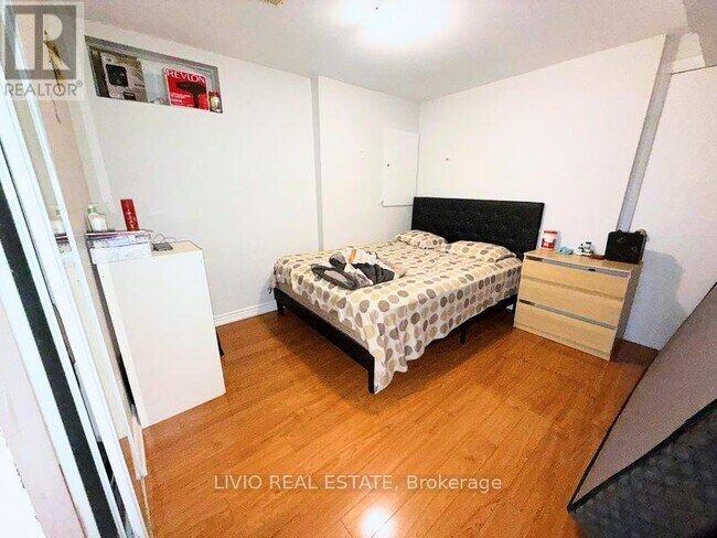 Building Photo - 55 Peachleaf Crescent