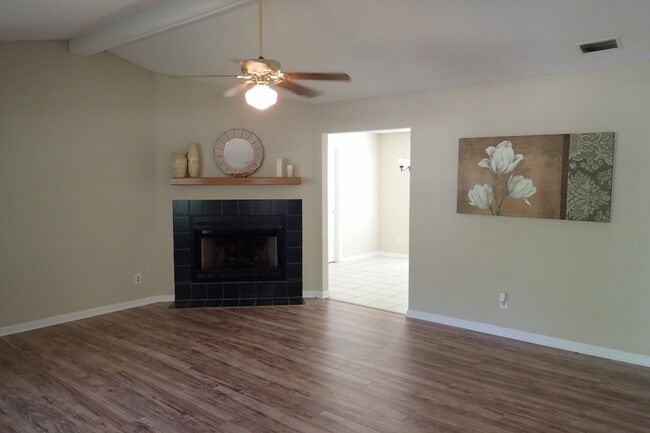 Building Photo - 911 Pine Cone Cir