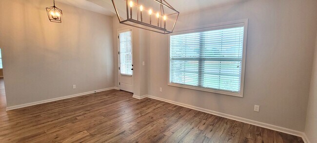 Building Photo - BEAUTIFUL 4 Bedroom 2 Bath Home in the Des...
