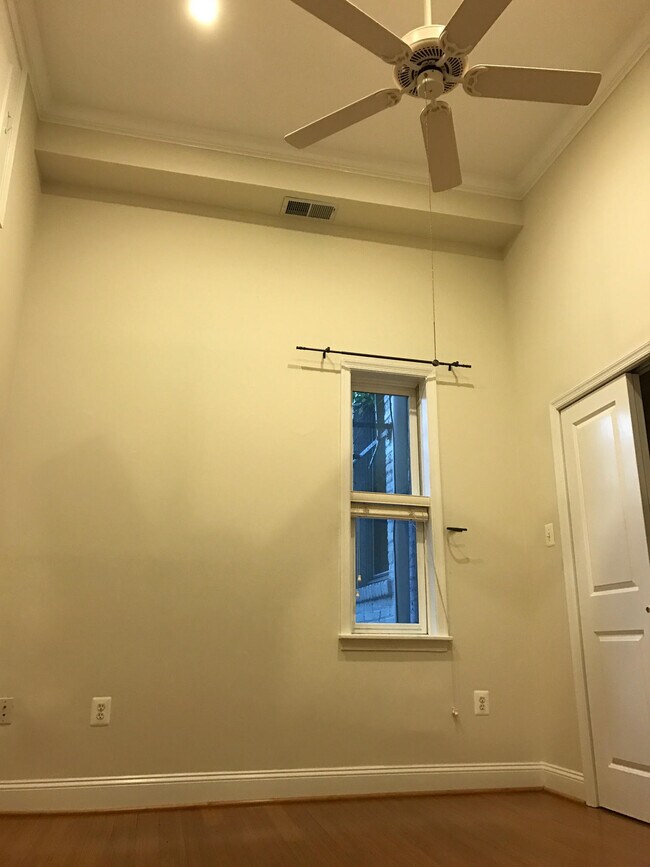 Dormitorio con techos de más de 3,35 metros de altura y ventilador de techo. - 1502 13th Street NW