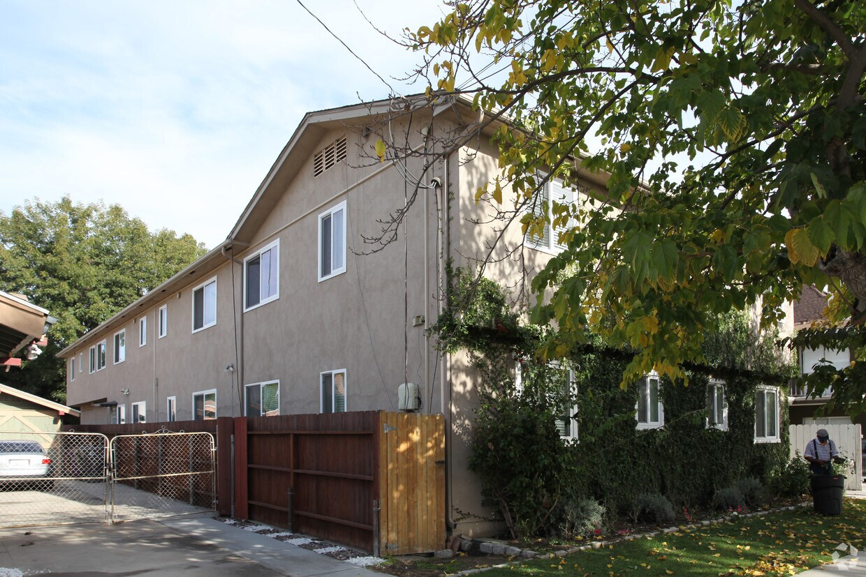 Primary Photo - 2901 E 6th St