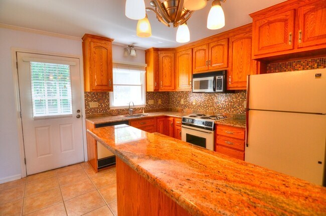 Foto del edificio - Centrally Located 2 Bedroom In Hillsborough With Great Updates!