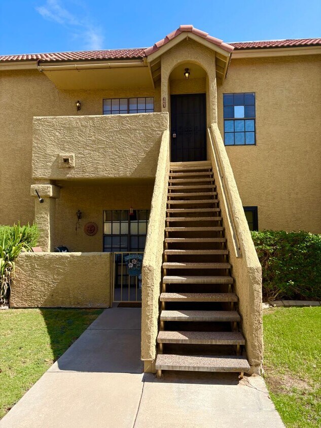 Foto principal - **COZY 2 BEDROOM/1 BATHROOM/GARAGE CONDO I...