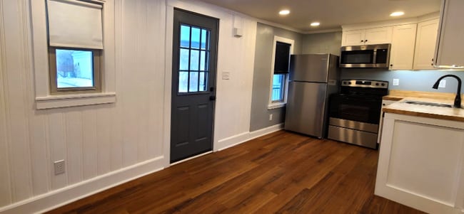 Building Photo - 287 Main St