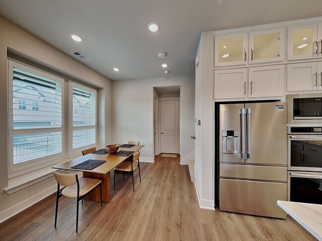 Foto del edificio - A Sophisticated Townhome in the Heart of Walsh