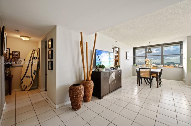 Building Photo - 2555 Collins Ave