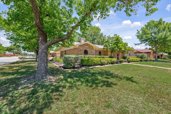 Foto del edificio - "Spacious 4-Bedroom Hardwood & Granite Fin...