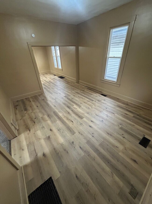 Foto del edificio - 606 E Riverside Dr