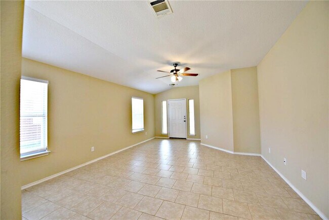 Building Photo - 1110 Henderson Dr