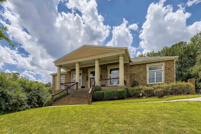 Building Photo - 453 Creekview Ln