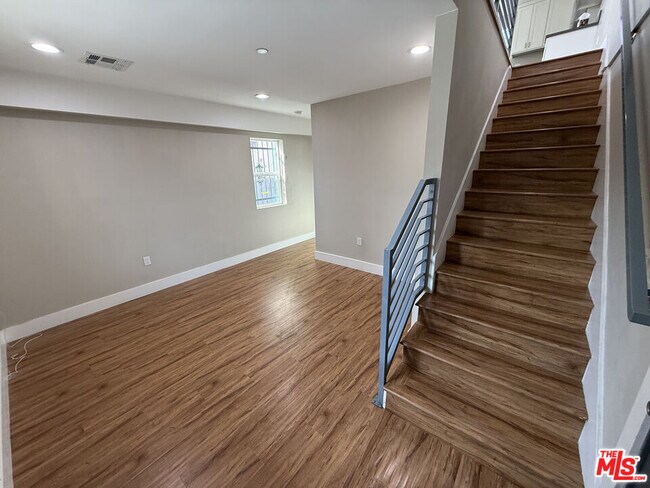 Foto del edificio - 2301 Hauser Blvd