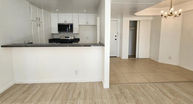 Electrodomésticos nuevos y cocina totalmente remodelada. - 7640 Oso Ave