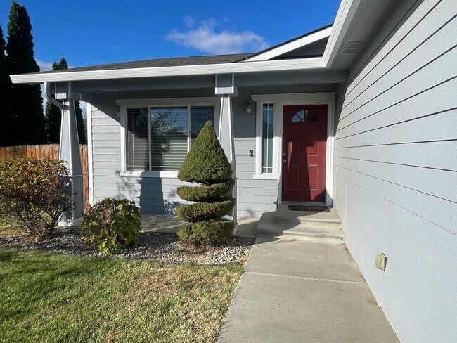 Foto del edificio - Three Bedroom Two Bath in West Richland