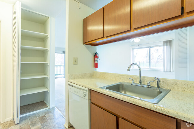 1 BR, 1 BA - Maple, 674 SF - River Drive Apartments