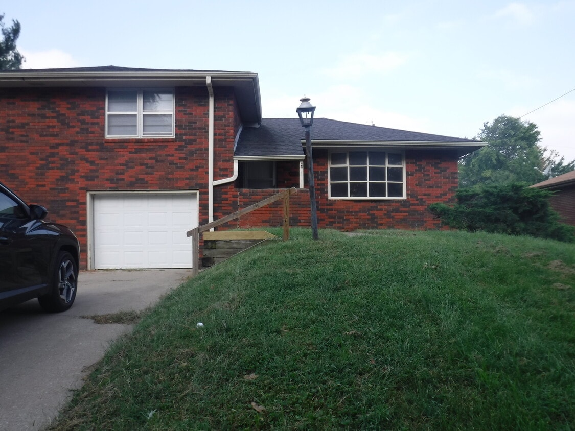 1510 Pat Dr, Saint Joseph, MO 64506 Townhome Rentals in Saint Joseph