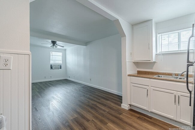 Building Photo - 2407 S New Braunfels Ave