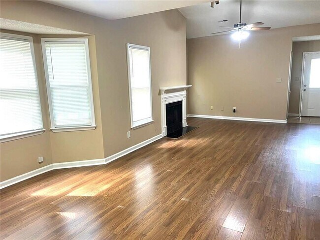 Foto del edificio - 8114 Woodlake Dr
