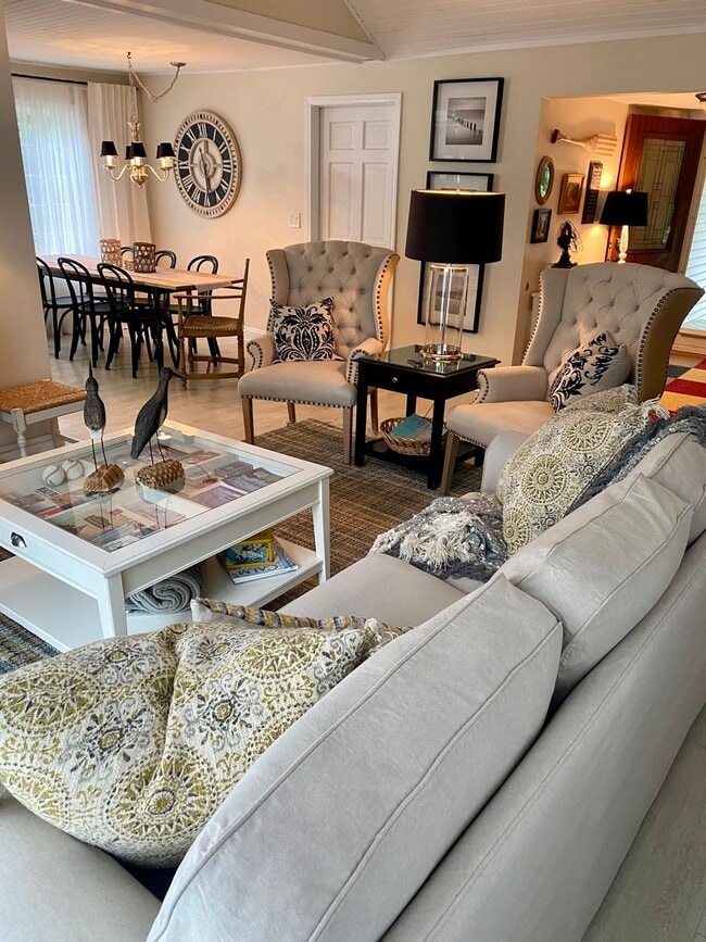 Foto del edificio - Home on East Bay – Impeccably Furnished Of...