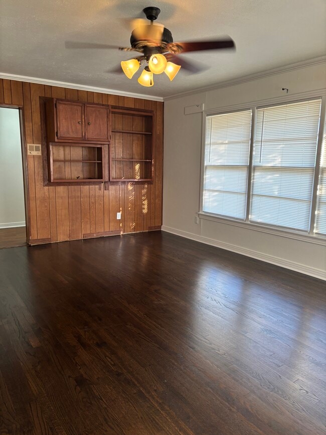 Living room - 1300 E Hankerson St