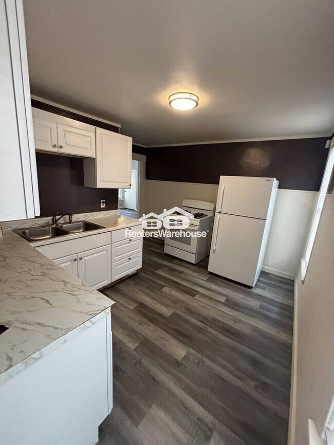 Building Photo - Available Now 3 Bedroom 1 Bath Duplex in Minneapolis