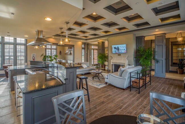 Reciba a sus amigos en la cocina de demostración de nuestro chef. - The Estates at Horsepen