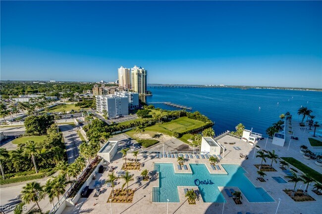 Foto del edificio - 3000 Oasis Grand Blvd