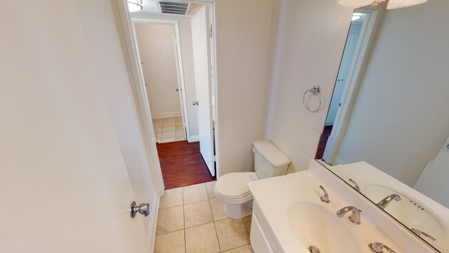 Building Photo - Burton Plaza..Gorgeous Newly Remodeled Studio..Prime Location!