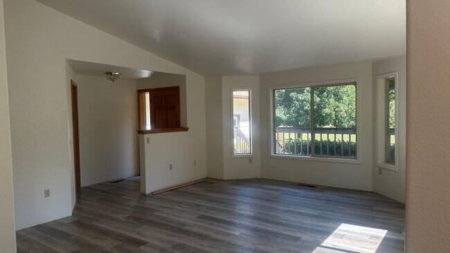Building Photo - Beautiful River Views~3 Bedroom Home
