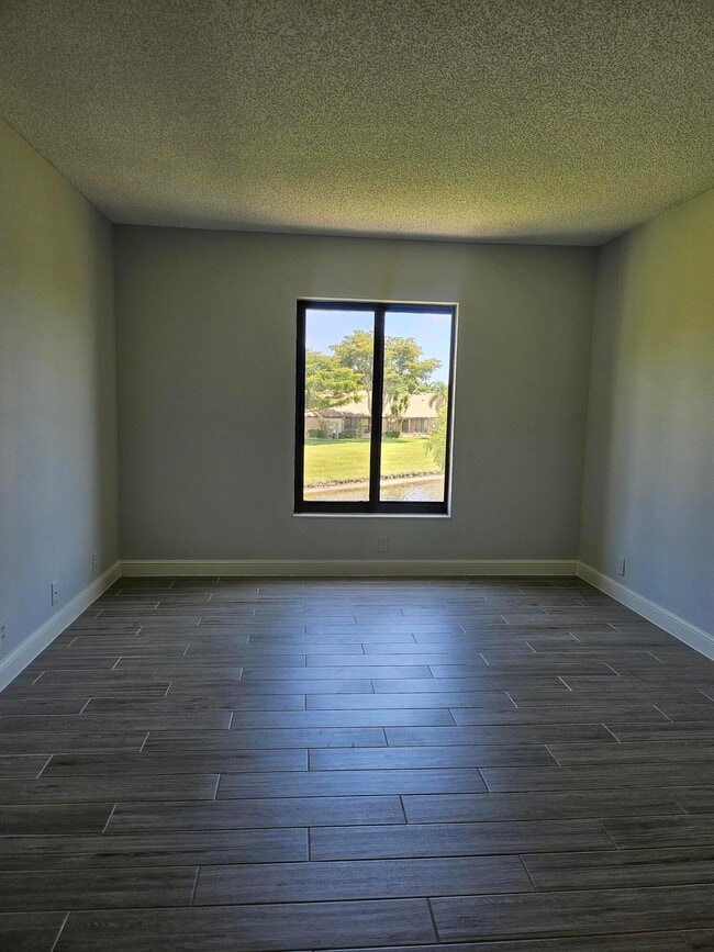 Building Photo - 811 Sky Pine Way