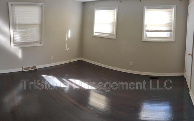 Building Photo - 2231 English Dr