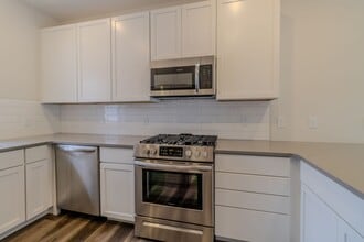 Building Photo - 1560 Simsbury St