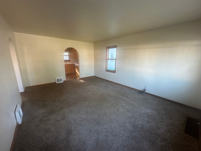 Foto del edificio - Two Bedroom, One and Half Bathroom Home! F...
