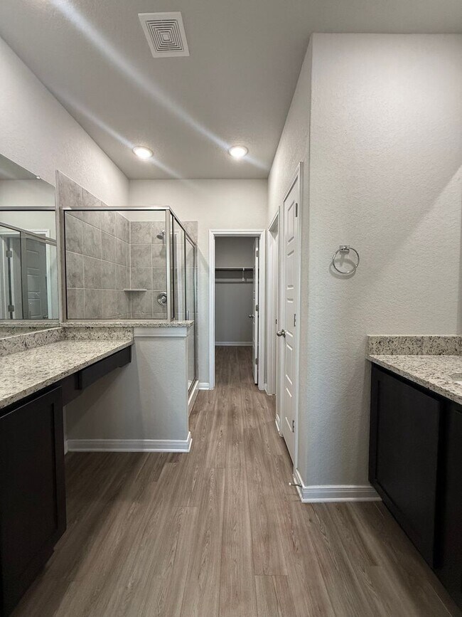 Building Photo - Charming 3-Bedroom Duplex in New Braunfels...