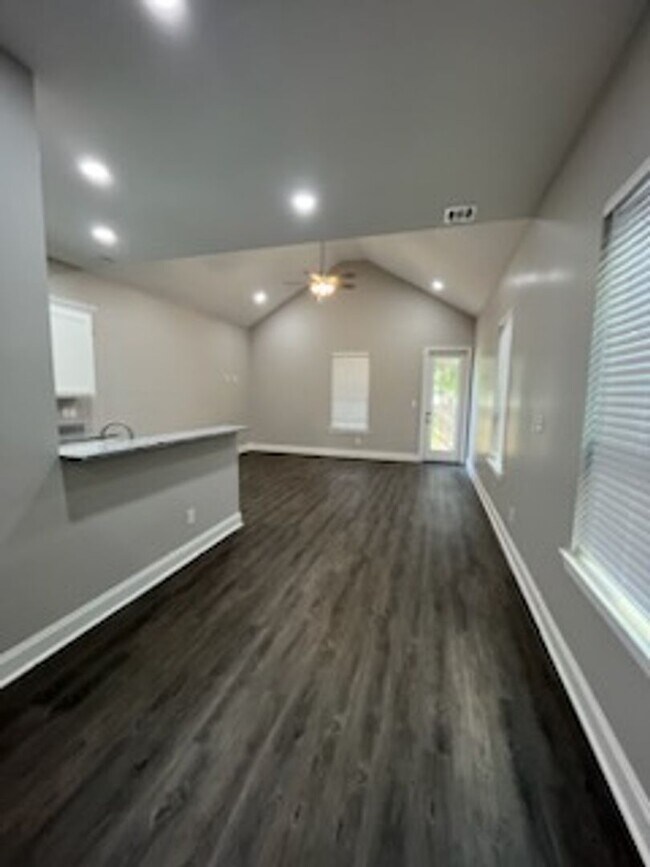 Building Photo - 3 Bed 2 Bath Rental