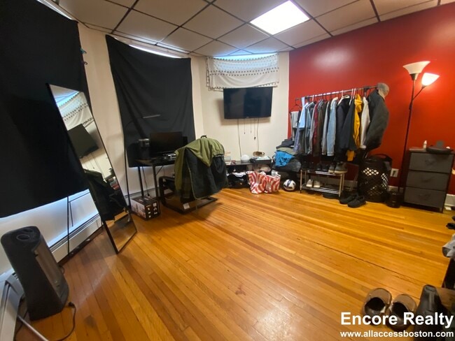 Building Photo - 879 Beacon St