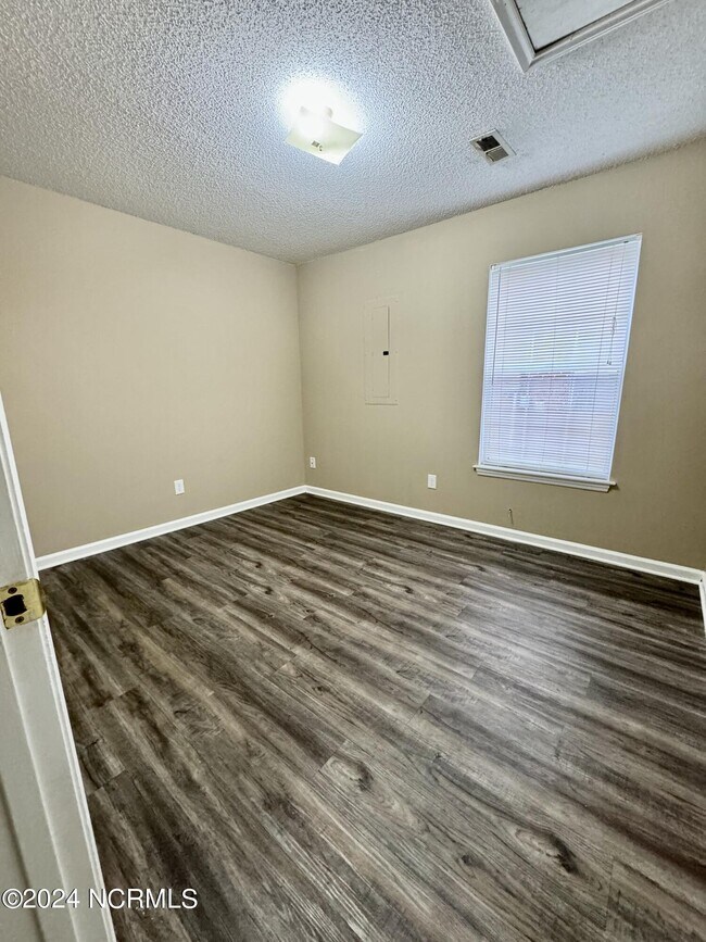 Building Photo - 2705 Bluff View Dr